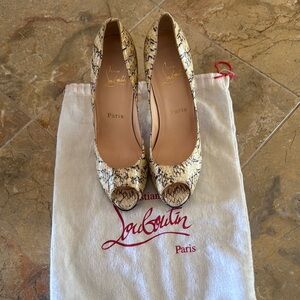 Christian Louboutin Women's Snakeskin Peep Toe Heels - Cream and Black